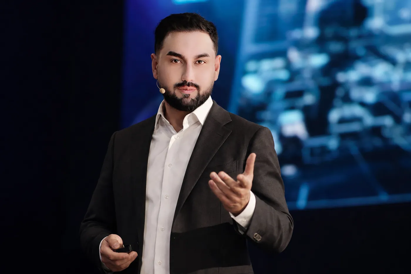 Ali Asghar Ramin presenting to a leadership audience